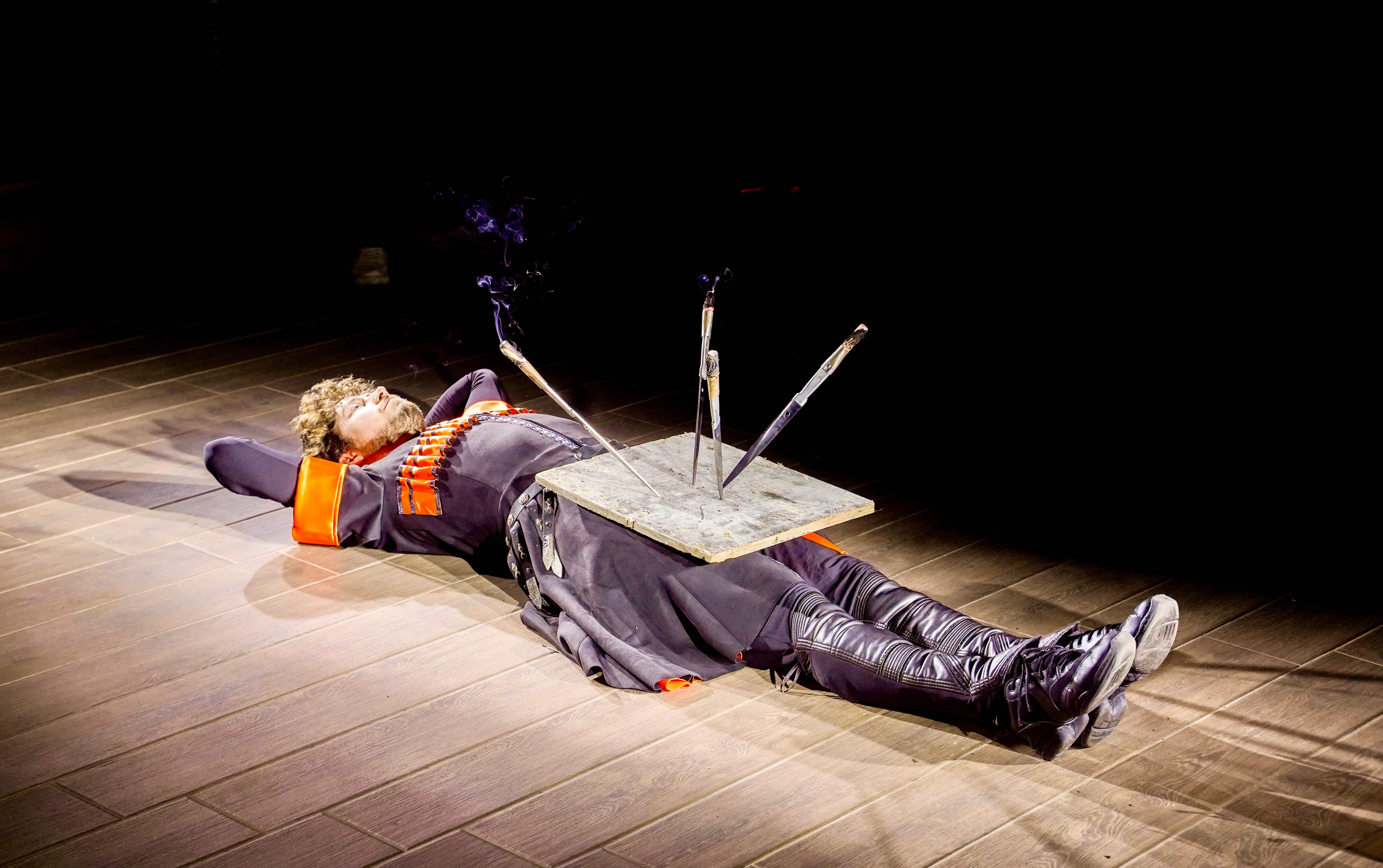 Ateş ve bıçak gösterisi performansı