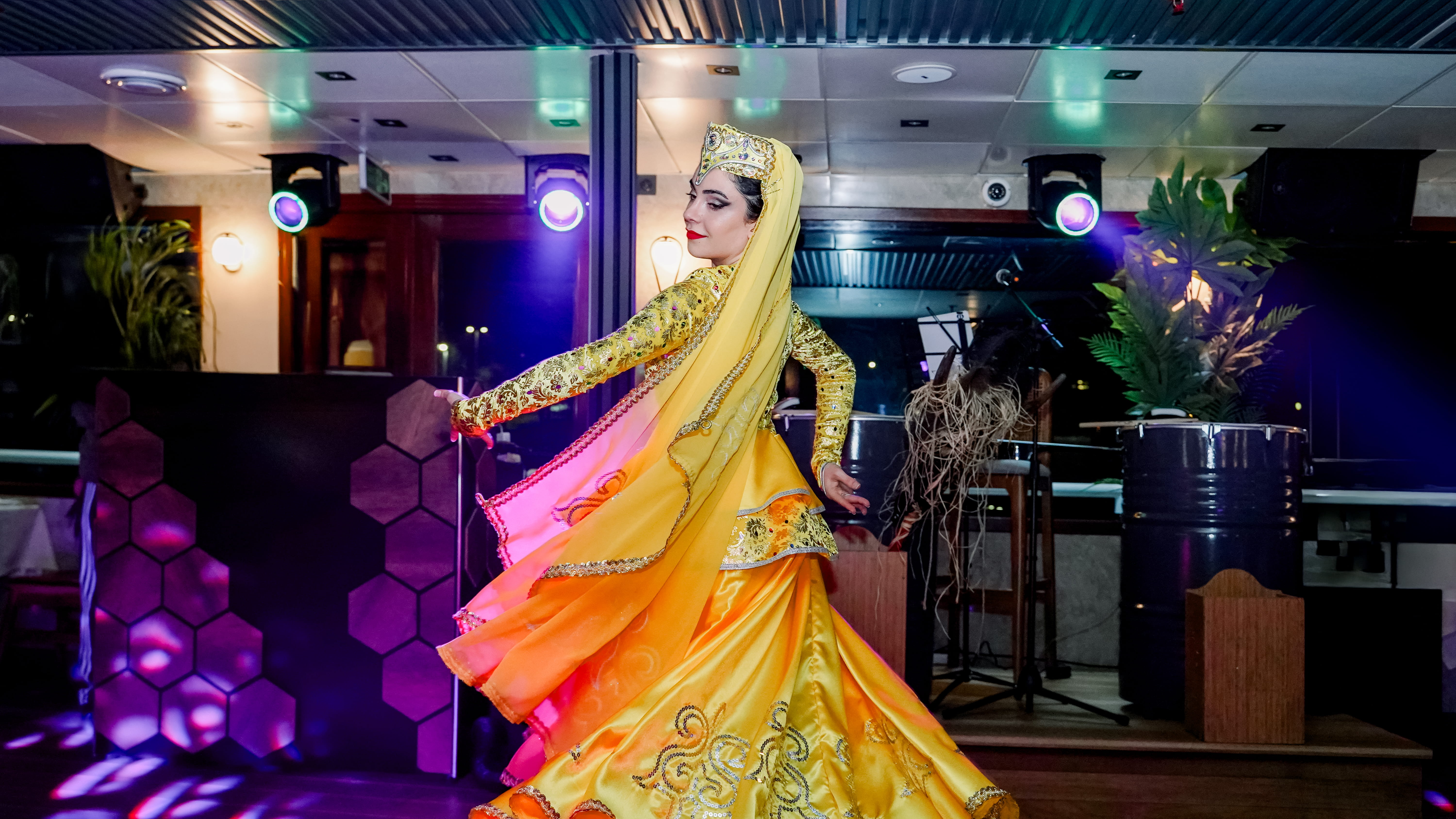 Geleneksel kıyafetle folklor dansı