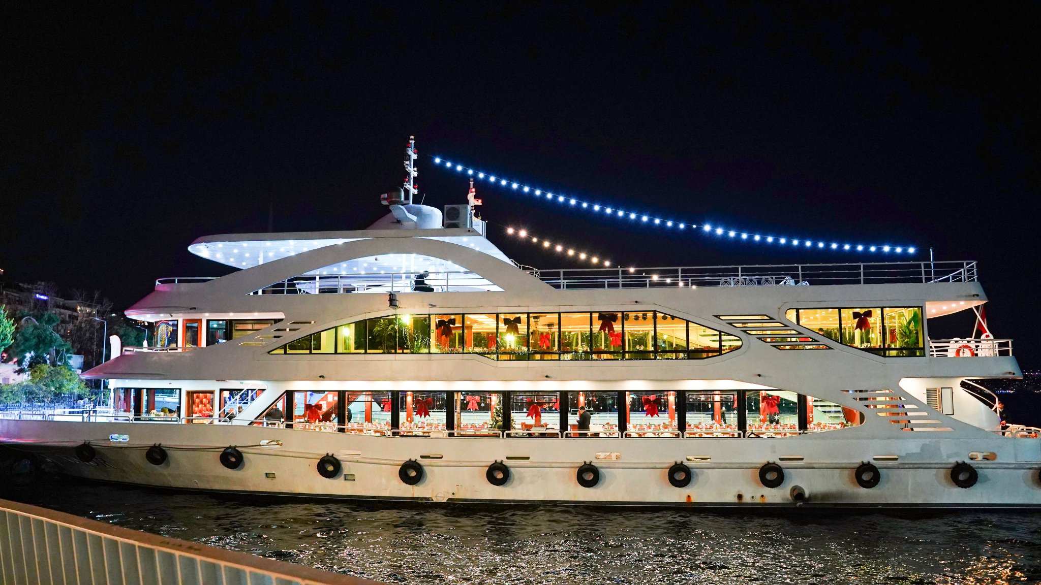 Yılbaşı süslemeleriyle donatılmış tekne, gece görünümü